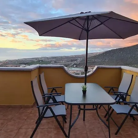 With A Serene Ocean And Mountain View شقة أذيخي